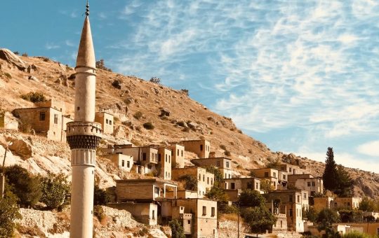 Phantom Money: Counterfeit Dollar Bills Haunt Istanbul Bazaar